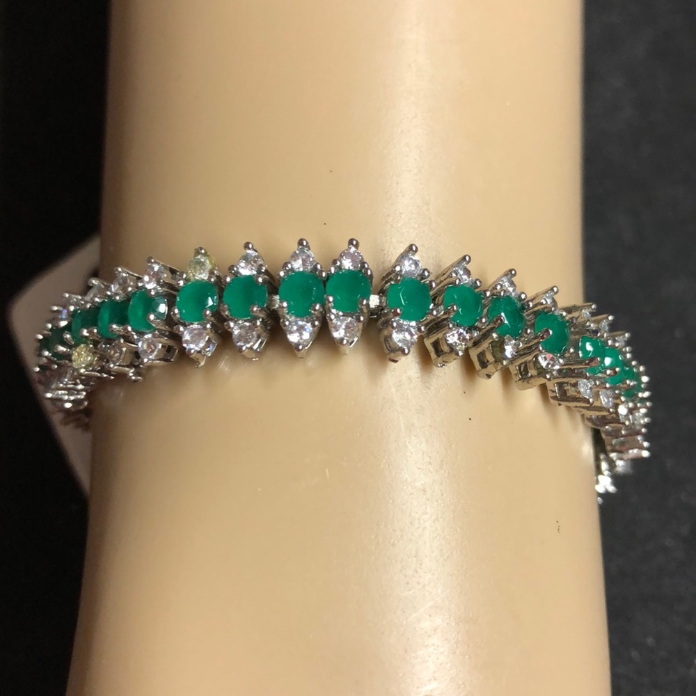 Tennis bracelet Green gemstone and zirconia.